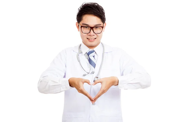 Aziatische mannelijke arts hart hand teken weergeven — Stockfoto