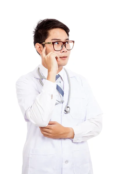 Azjatycki lekarz mężczyzna myśli o somehting — Zdjęcie stockowe
