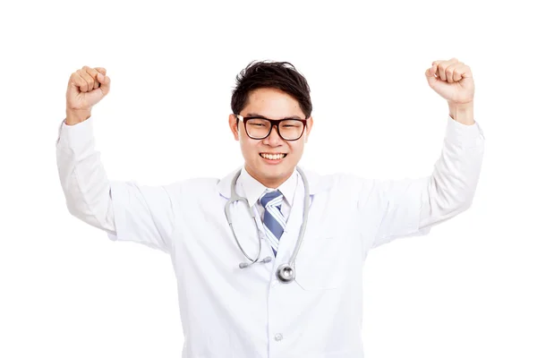 Asiatiska manliga läkaren nöjd med framgång håller båda nävarna upp — Stockfoto