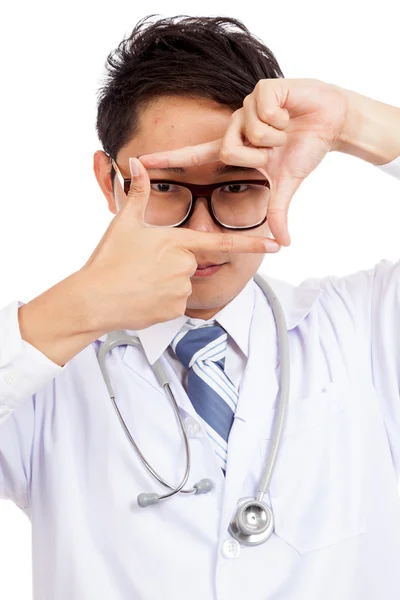 Asiático macho médico mirar a través de su dedo marco —  Fotos de Stock