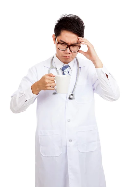 Ásia masculino médico dor de cabeça com um café caneca — Fotografia de Stock