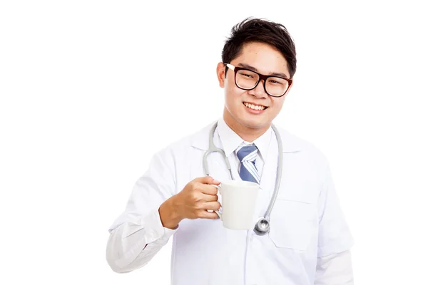 Asiático médico masculino sorriso com uma caneca de café — Fotografia de Stock