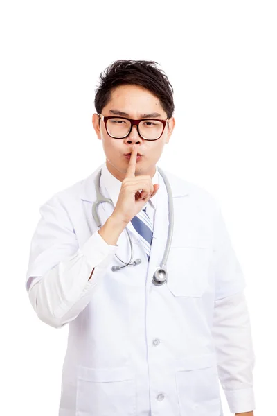 Asiatique mâle médecin faire calme signe — Photo