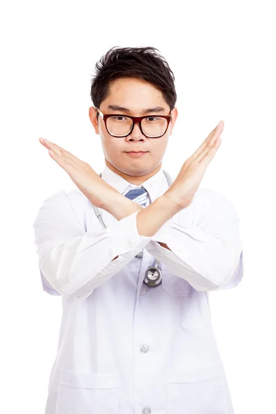 Aziatische mannelijke arts zeggen nee Kruis zijn arm — Stockfoto