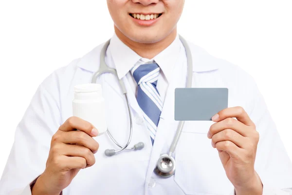 Asiático médico masculino con tarjeta y píldora botella — Foto de Stock