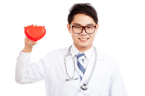 Asyalı erkek doktor göstermek kırmızı kalp — Stok fotoğraf