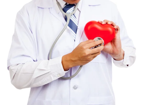 Aziatische mannelijke arts met rood hart en stethoscoop — Stockfoto