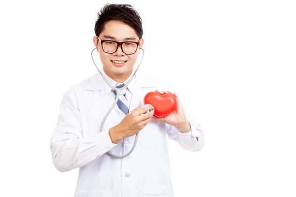 Ασιατικές αρσενικό γιατρός ελέγξει κόκκινη καρδιά με το στηθοσκόπιο — Φωτογραφία Αρχείου