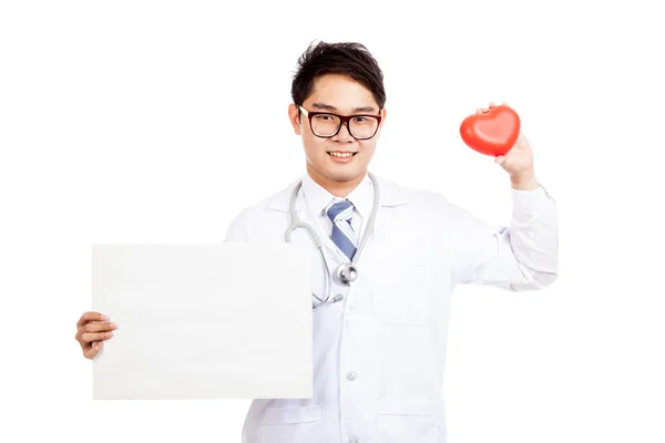 Asiático médico masculino com coração vermelho e sinal em branco — Fotografia de Stock