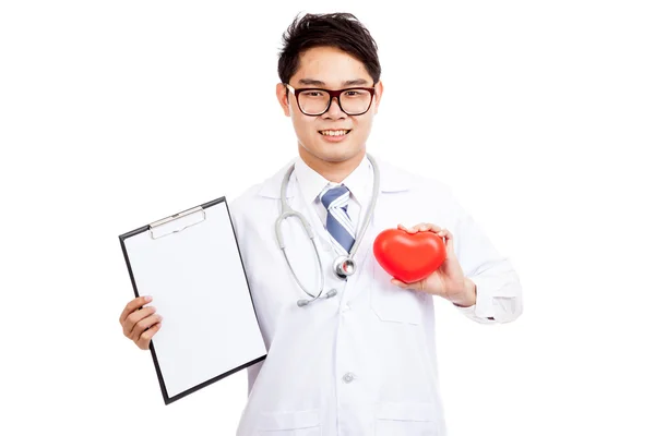Ασιατικά αρσενικά γιατρός με κόκκινη καρδιά πάνω από το στήθος και κενό πρόχειρο — Φωτογραφία Αρχείου