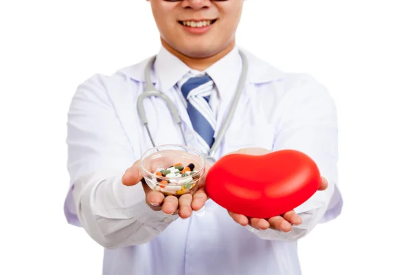 Asiático médico masculino con corazón rojo y pastillas —  Fotos de Stock