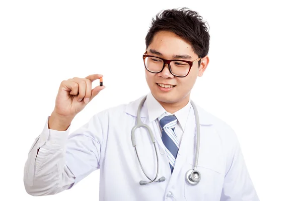 Asian mężczyzna lekarz Pokaż kapsułki — Zdjęcie stockowe