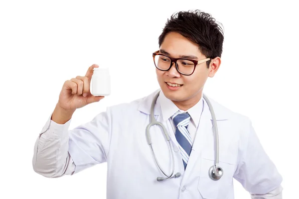 Médico masculino asiático con botella de farmacia — Foto de Stock