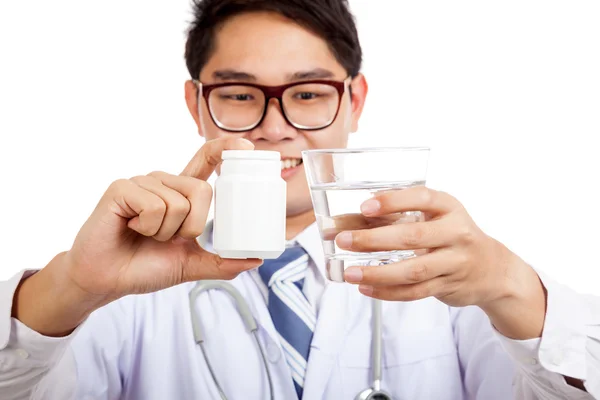 Asiatico maschio medico con farmacia bottiglia e acqua — Foto Stock