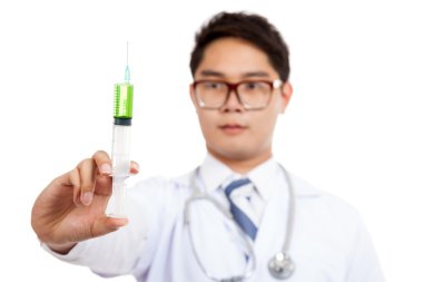 Asyalı erkek doktor tutun yeşil ilaç şırınga