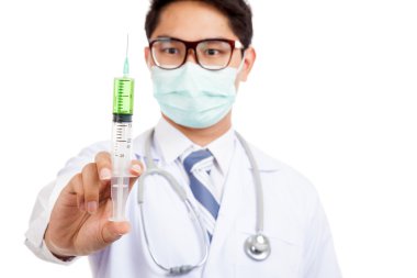 Asyalı erkek doktor portresi giymek maskesi odak şırınga