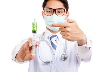 Asyalı erkek doktor aşınma maskesi noktaya şırınga