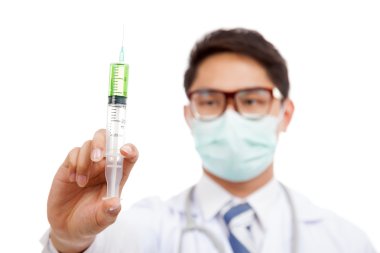 Asyalı erkek doktor giymek şırınga göz maskesi
