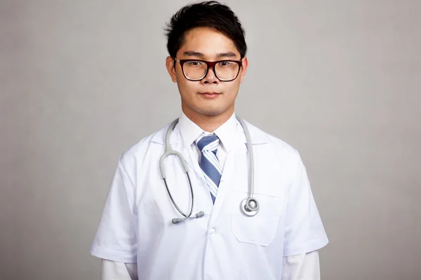 Asyalı erkek doktor portresi — Stok fotoğraf