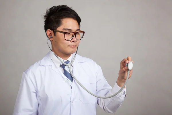 Asiatico medico maschio con stetoscopio — Foto Stock