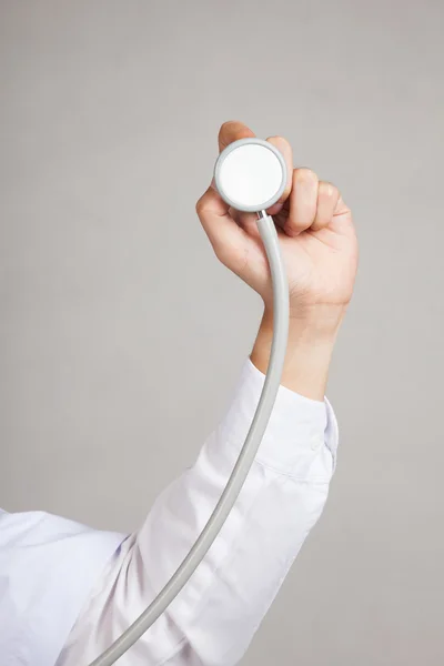 Närbild på asiatiska läkare hand tag stetoskop — Stockfoto