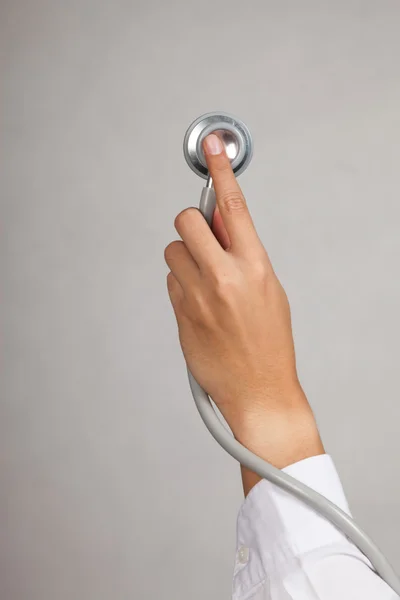 Asyalı doktor el tutun stetoskop yakın çekim — Stok fotoğraf
