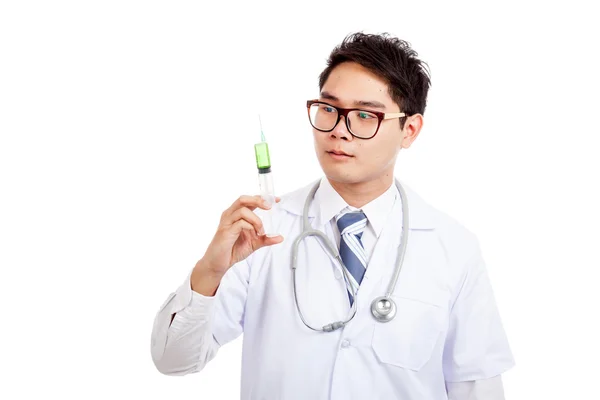Asiático macho doctor hold jeringa con verde medicina — Foto de Stock