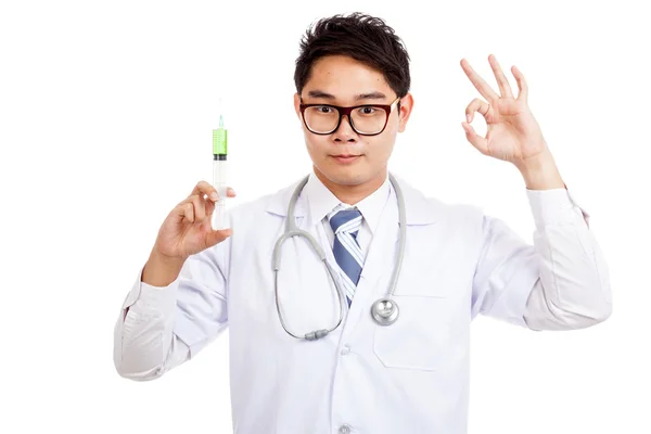 Asiático masculino médico segure seringa mostrar OK sinal — Fotografia de Stock
