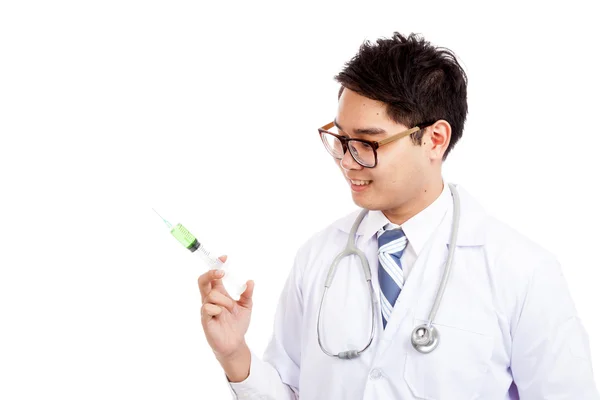 Азиатский мужчина улыбка врача посмотрите на шприц — стоковое фото
