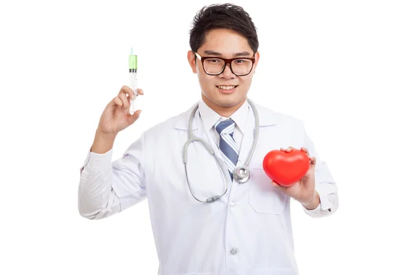 亚洲男医生用注射器和红色的心 — 图库照片
