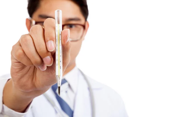 Азиатский врач держит термометр — стоковое фото