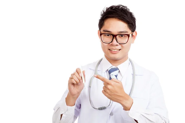 Ásia masculino médico sorriso ponto para termômetro — Fotografia de Stock