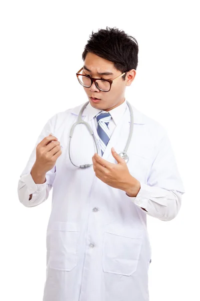Asian Mężczyzna lekarza szok spojrzenie na termometr — Zdjęcie stockowe