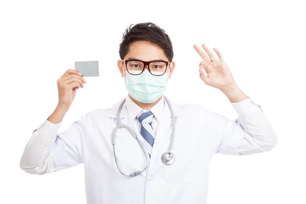 Asiatische männliche Arzt tragen Maske zeigen ok mit leere Karte — Stockfoto