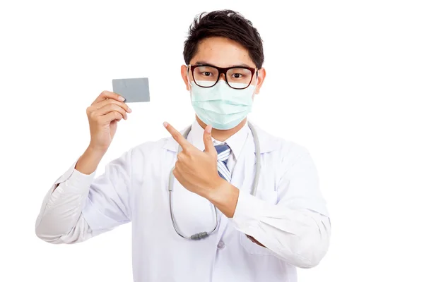 Asiático macho médico desgaste máscara punto a blanco tarjeta — Foto de Stock