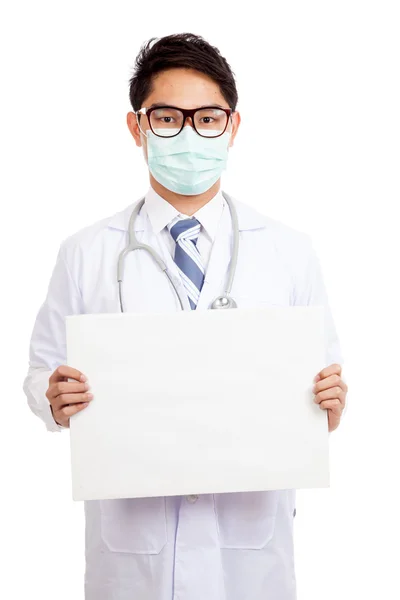 Ásia masculino médico desgaste máscara com branco banner — Fotografia de Stock