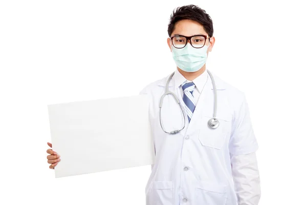 Ásia masculino médico desgaste máscara com branco banner — Fotografia de Stock