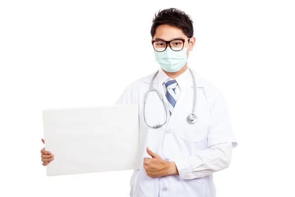 Asiatico maschio medico indossare maschera pollici fino con bianco banner — Foto Stock