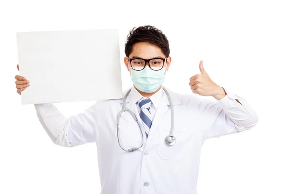 Asiatico maschio medico indossare maschera pollici fino con bianco banner — Foto Stock