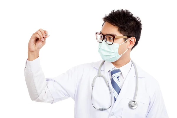 Asiatische männliche Arzt tragen Maske Blick auf Thermometer — Stockfoto