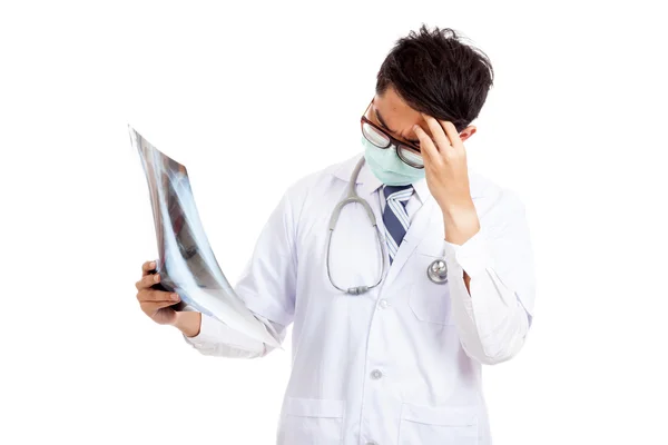 Asiatique mâle médecin se sentent mal regarder x-ray film — Photo