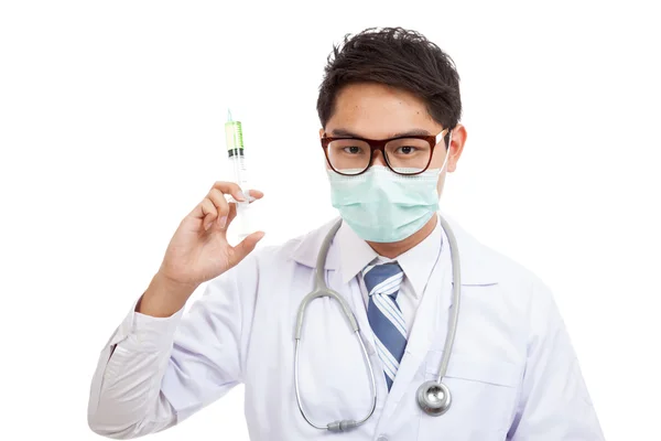 Азиатский врач носит маску со шприцем — стоковое фото