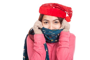 Kırmızı Noel şapka ve atkı ile mutlu Asyalı kız soğuk hissediyorum