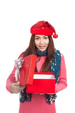 Asya kırmızı Noel şapka ile bir gülücük ver açık hediye kutusu