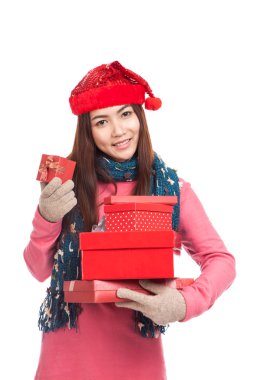 Pek çok hediye kutuları ile kırmızı Noel şapka ile Asyalı kız