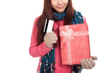 Asyalı kız kış elbise, kredi kartı ve hediye kutusu