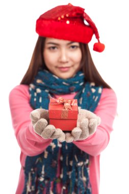 Noel şapka ve hediye kutusu odak vasıl belgili tanımlık kutu ile Asyalı kız