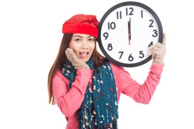 Midnigh saate ile kırmızı Noel şapka heyecanlı Asyalı kız giyim