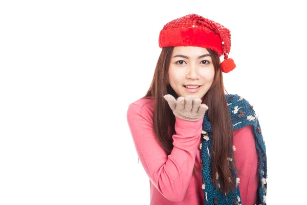Asiática chica con rojo navidad sombrero sonrisa soplando un beso —  Fotos de Stock