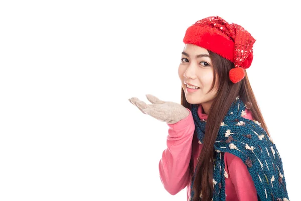 Asiática chica con rojo navidad sombrero soplando un beso y sonrisa —  Fotos de Stock